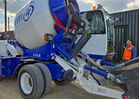 LT3.5 self loading mixer truck to the UAE