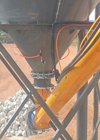 screw conveyor connected with the silo